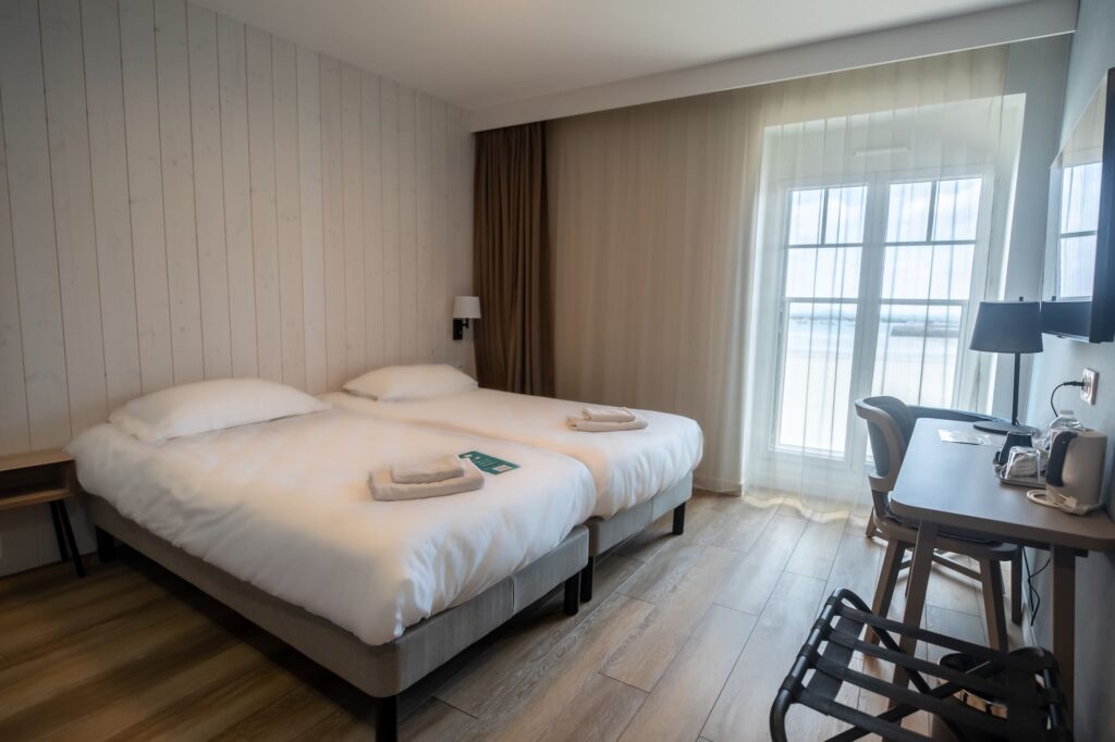 chambre twin supérieure vue sur mer hotel de la baie crozon