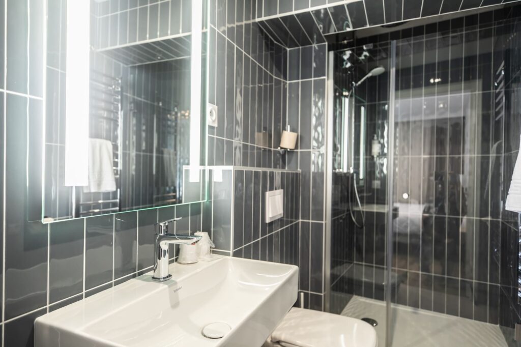 chambre twin supérieure vue sur mer hotel de la baie crozon salle de bain