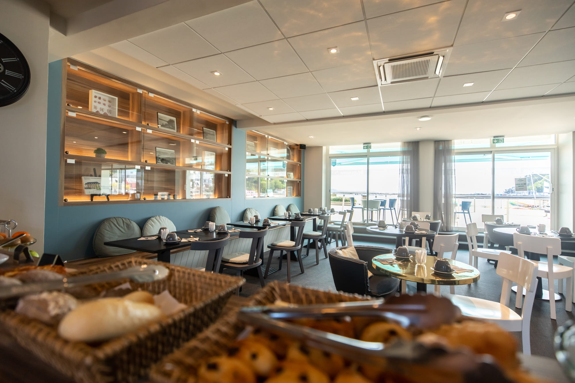 hote la baie du crozon viennoiseries petit dejeuner salle