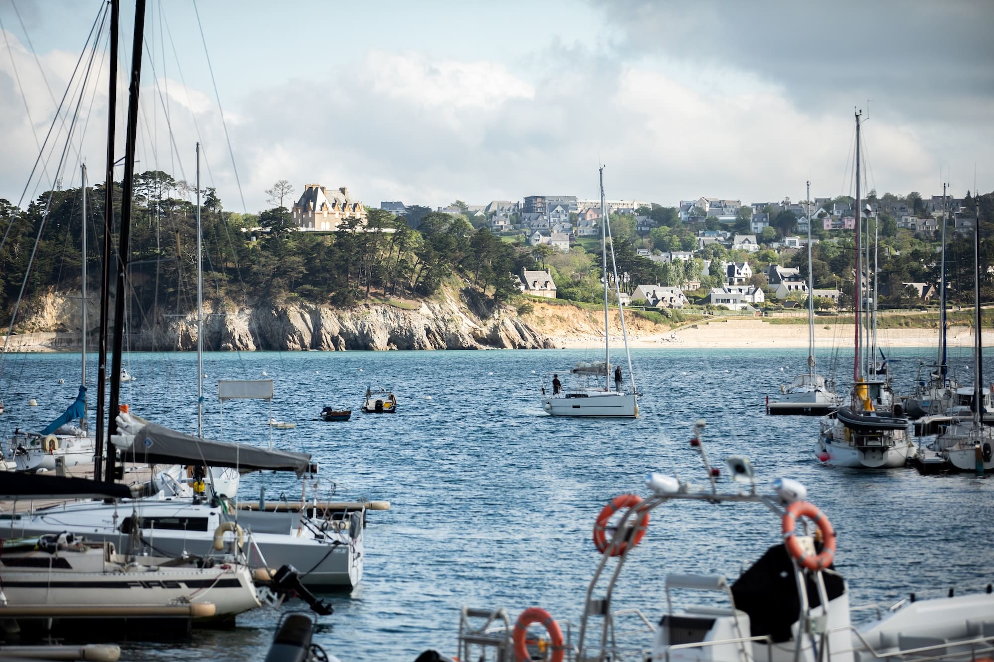 hotel de la baie du crozon bateaux plage vue