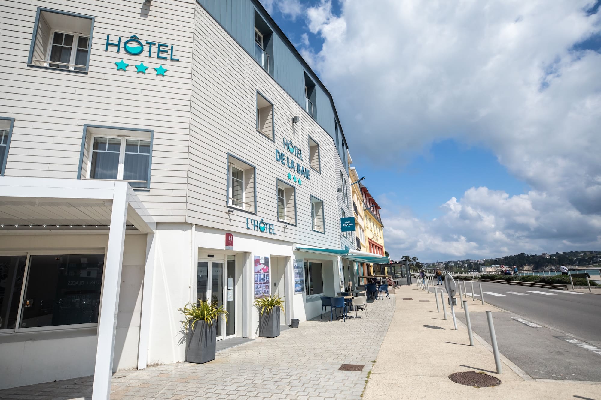 hotel de la baie terrasse facade